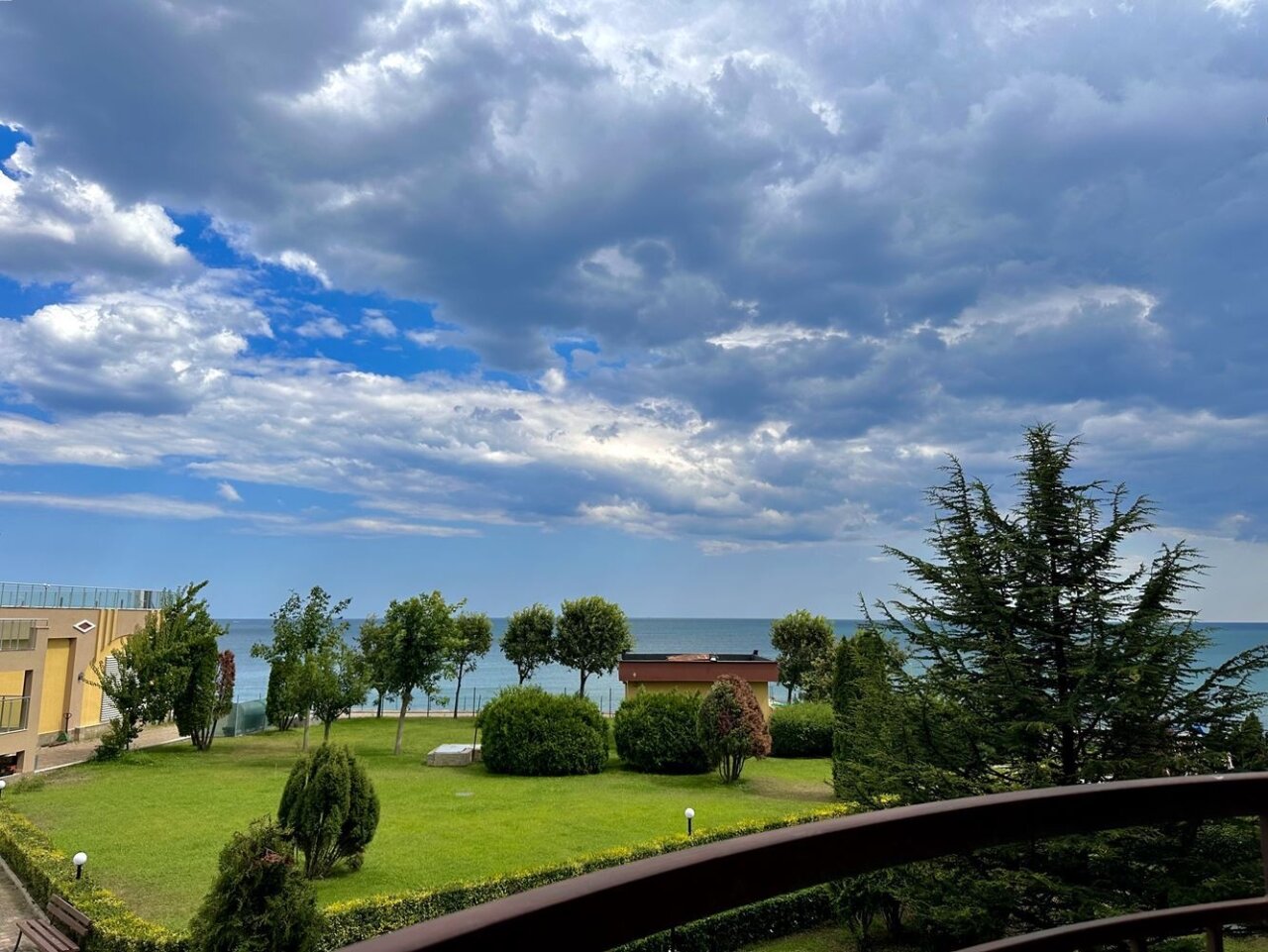 Aheloj: Große 2-Zimmer-Wohnung mit Meerblick in erster Reihe am Meer 